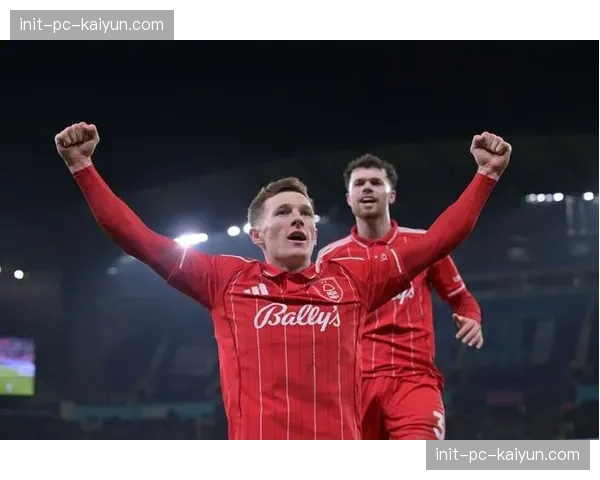 诺丁汉森林球迷高唱保级战歌，主场气氛热烈